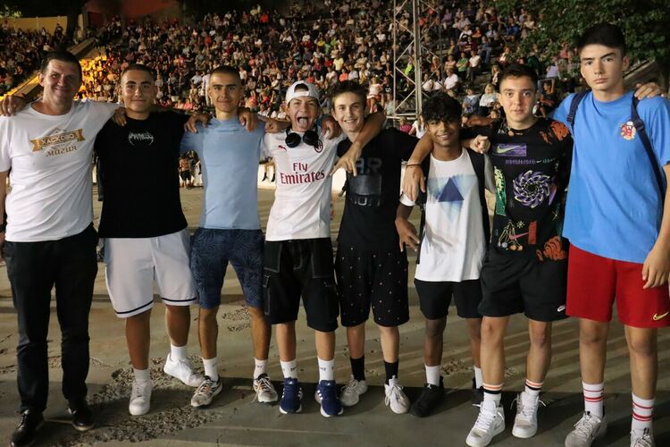 Звездите на българската естрада пяха с обич и песен за Хасково