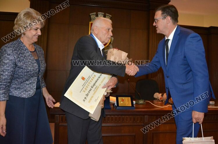Д-р Делчо Каравасилев стана почетен гражданин на Хасково, д-р Митко Василев - с почетен знак 