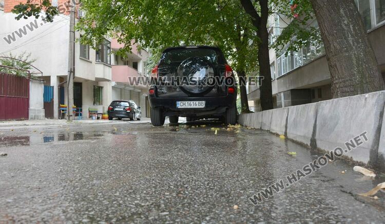 Теч от авария наводни хасковски улици, спряха водата за живеещите на „Одрин“