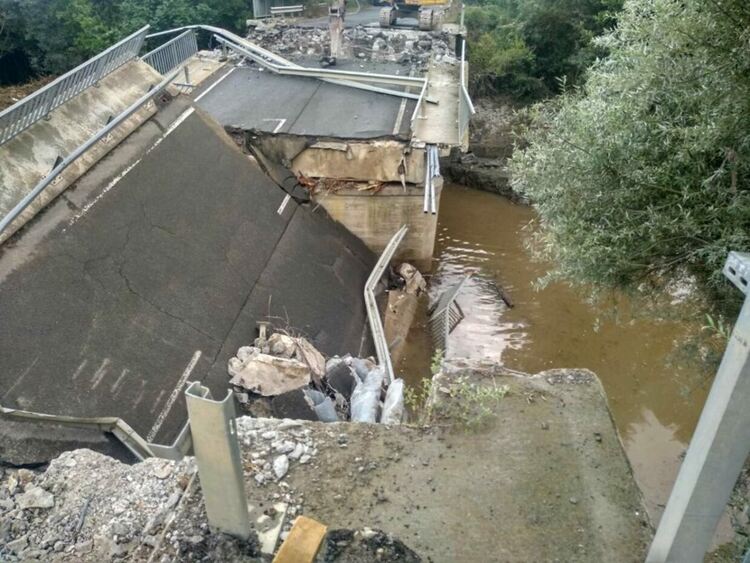 Разрушиха напълно моста на основния път между Царево и Ахтопол