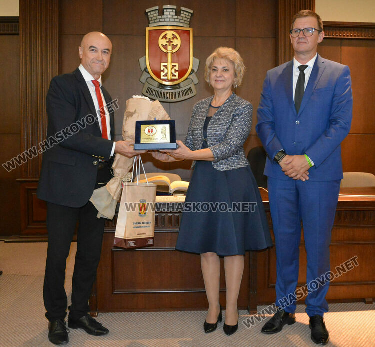 Д-р Делчо Каравасилев стана почетен гражданин на Хасково, д-р Митко Василев - с почетен знак 