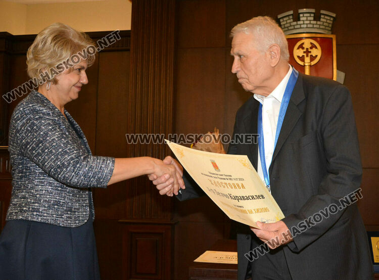 Д-р Делчо Каравасилев стана почетен гражданин на Хасково, д-р Митко Василев - с почетен знак 