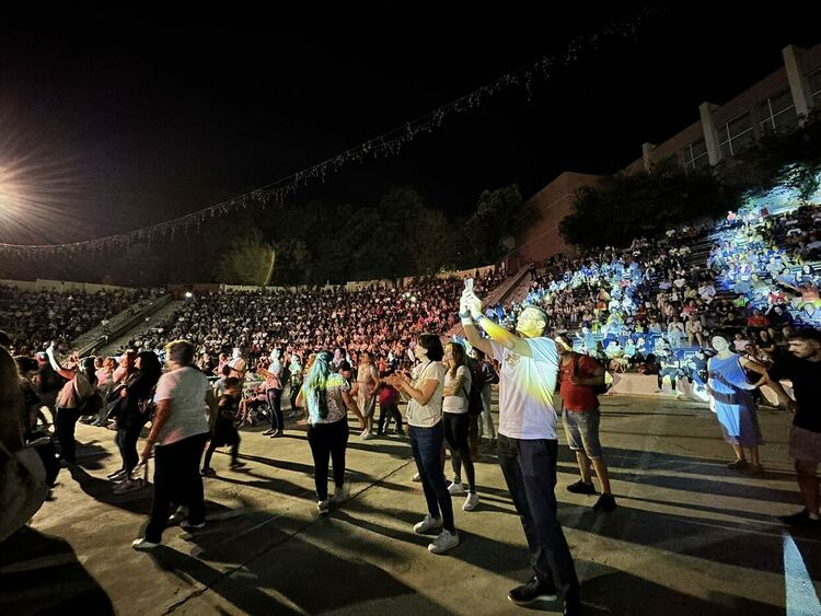 Звездите на българската естрада пяха с обич и песен за Хасково