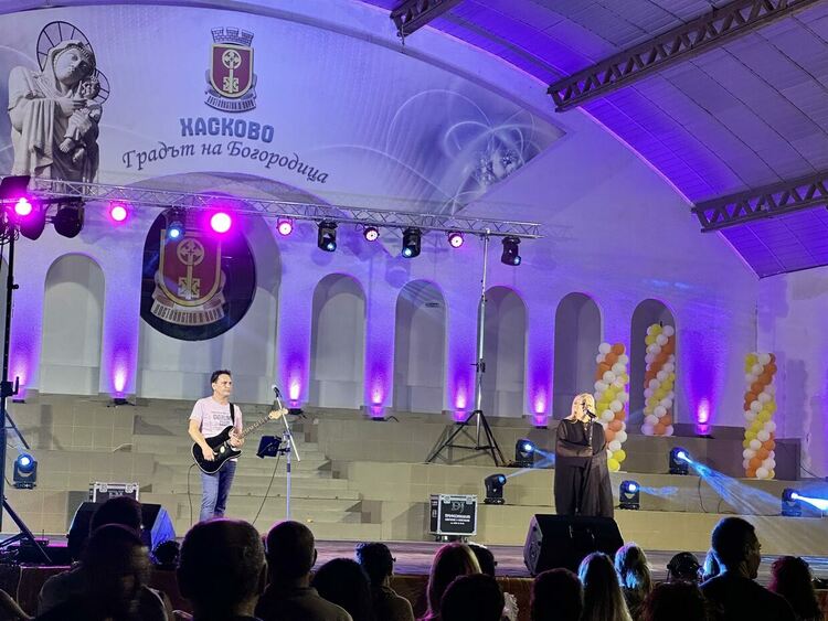 Звездите на българската естрада пяха с обич и песен за Хасково