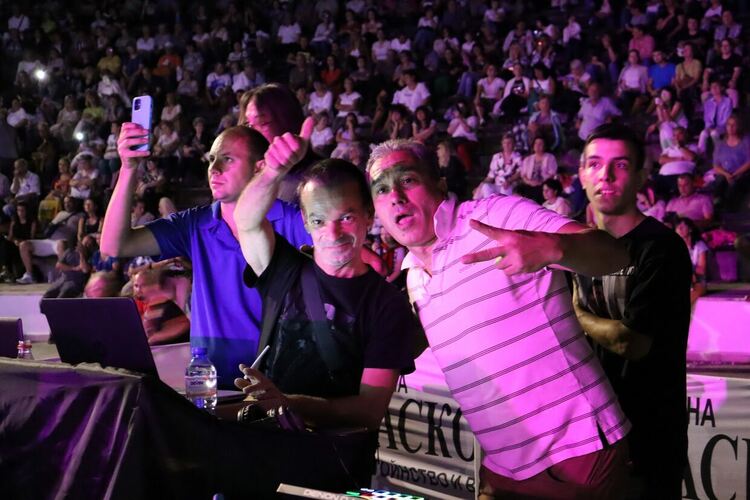 Звездите на българската естрада пяха с обич и песен за Хасково