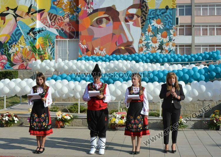 Представиха най-големия стенопис на училище за 50 г. от създаването на „Шандор Петьофи“