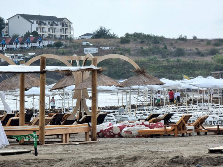 Огромни маси кална вода попаднали в морето край Царево
