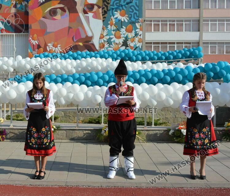 Представиха най-големия стенопис на училище за 50 г. от създаването на „Шандор Петьофи“