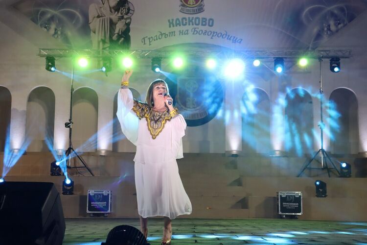 Звездите на българската естрада пяха с обич и песен за Хасково