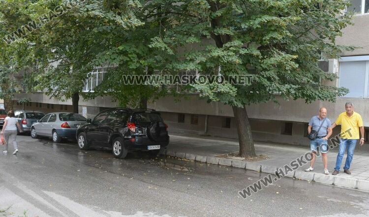 Теч от авария наводни хасковски улици, спряха водата за живеещите на „Одрин“