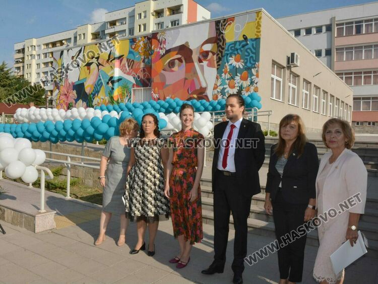 Представиха най-големия стенопис на училище за 50 г. от създаването на „Шандор Петьофи“