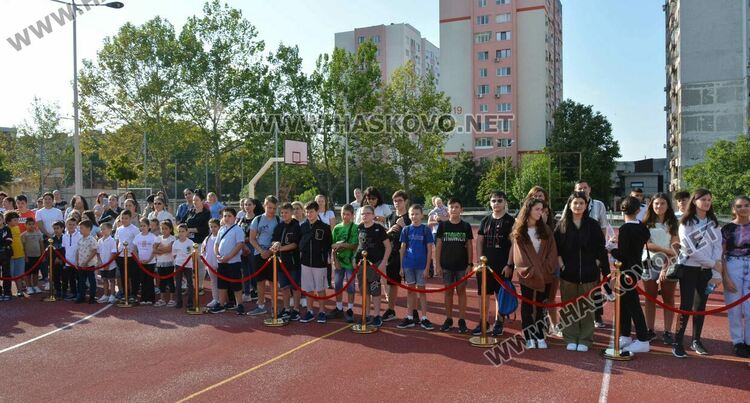 Представиха най-големия стенопис на училище за 50 г. от създаването на „Шандор Петьофи“