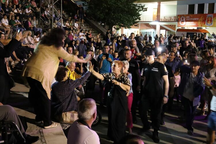 Звездите на българската естрада пяха с обич и песен за Хасково