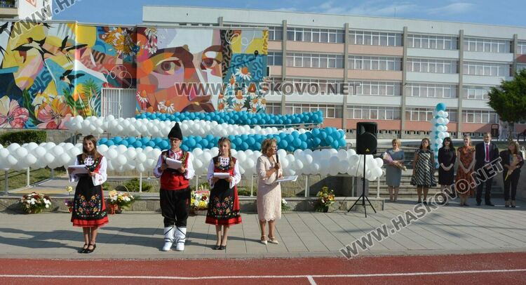 Представиха най-големия стенопис на училище за 50 г. от създаването на „Шандор Петьофи“