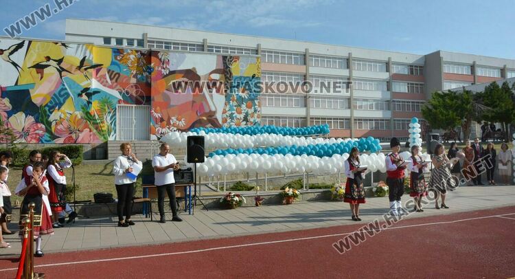 Представиха най-големия стенопис на училище за 50 г. от създаването на „Шандор Петьофи“