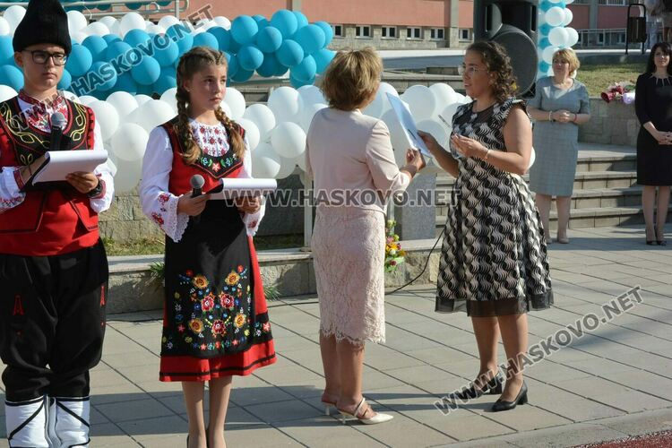 Представиха най-големия стенопис на училище за 50 г. от създаването на „Шандор Петьофи“