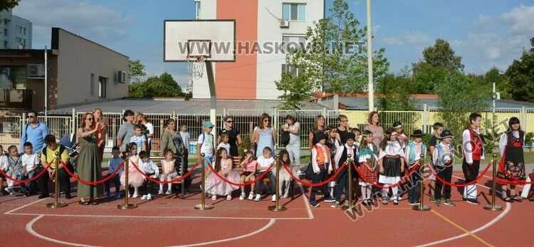 Представиха най-големия стенопис на училище за 50 г. от създаването на „Шандор Петьофи“