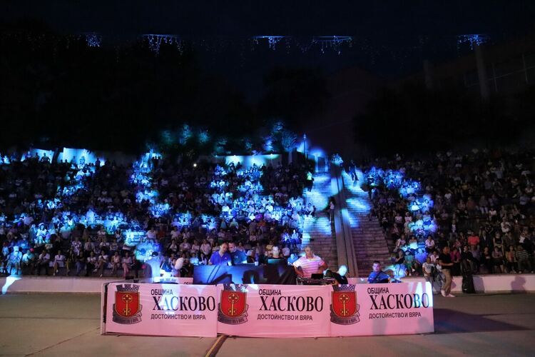 Звездите на българската естрада пяха с обич и песен за Хасково