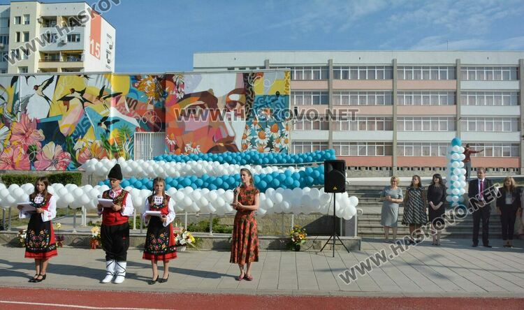 Представиха най-големия стенопис на училище за 50 г. от създаването на „Шандор Петьофи“