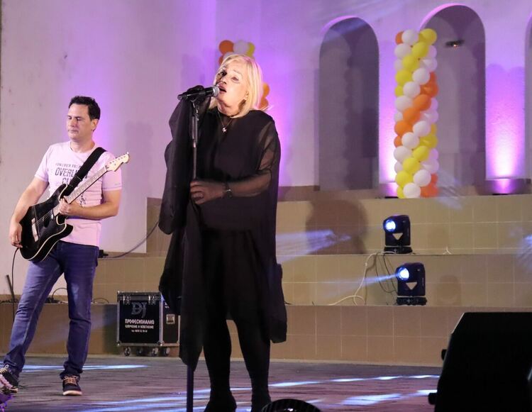 Звездите на българската естрада пяха с обич и песен за Хасково