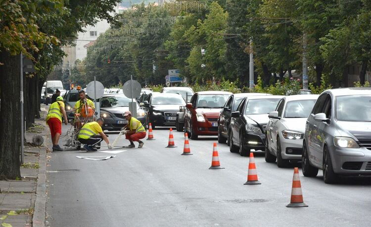 Задръствания по „Раковски“ заради полагането на маркировка след преасфалтирането