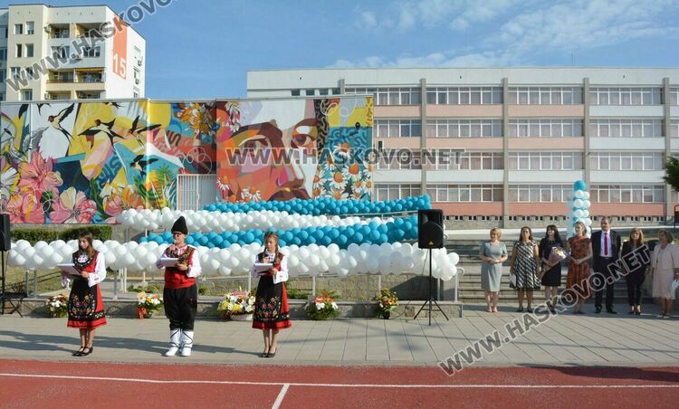 Представиха най-големия стенопис на училище за 50 г. от създаването на „Шандор Петьофи“