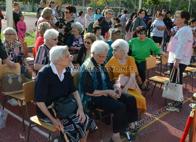 Представиха най-големия стенопис на училище за 50 г. от създаването на „Шандор Петьофи“