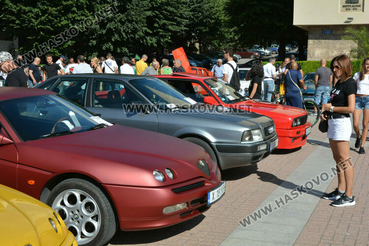 Ретро красавици събраха очите на малки и големи на пл. „Свобода“