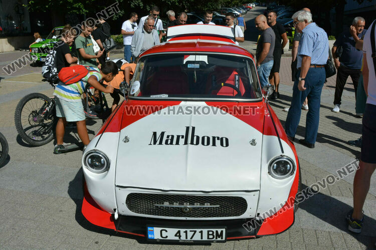 Ретро красавици събраха очите на малки и големи на пл. „Свобода“