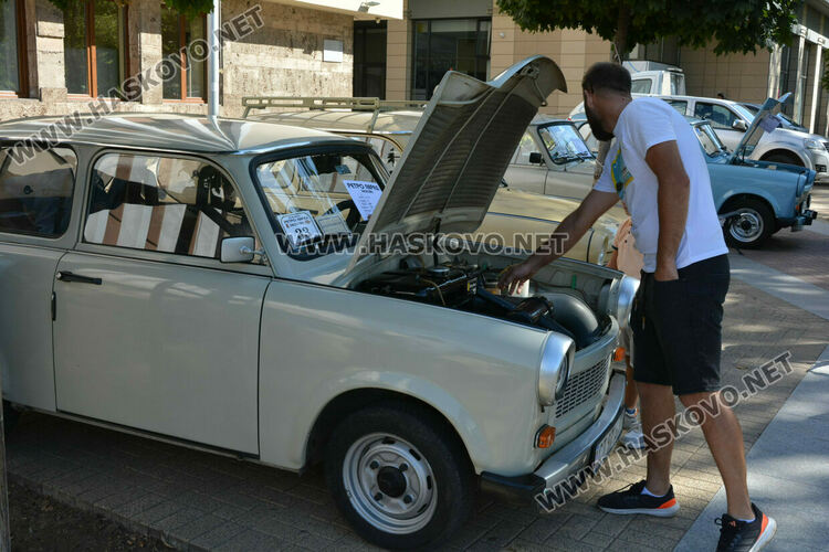 Ретро красавици събраха очите на малки и големи на пл. „Свобода“