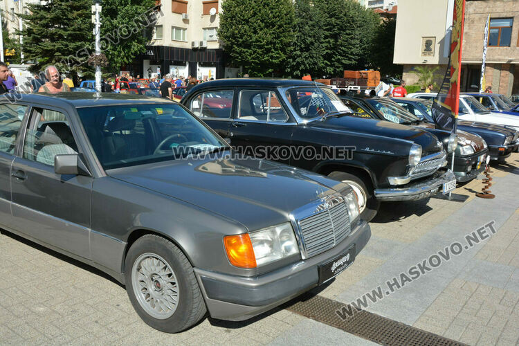 Ретро красавици събраха очите на малки и големи на пл. „Свобода“