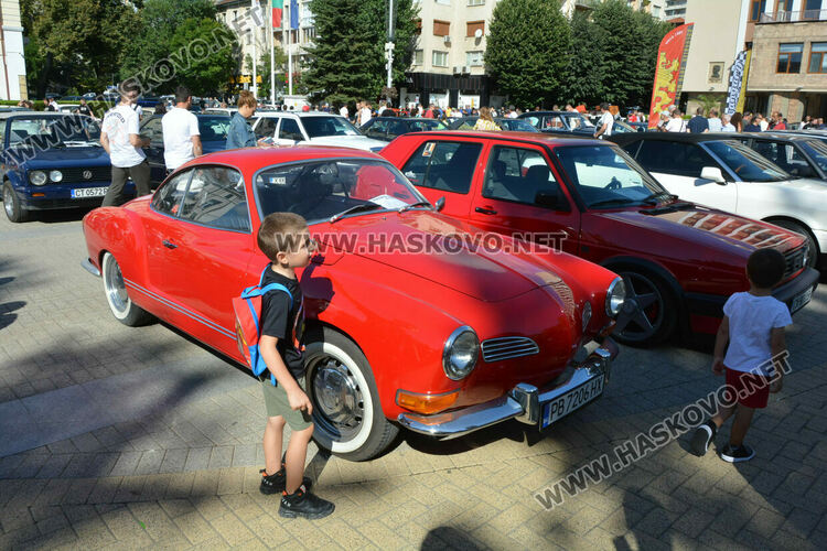 Ретро красавици събраха очите на малки и големи на пл. „Свобода“