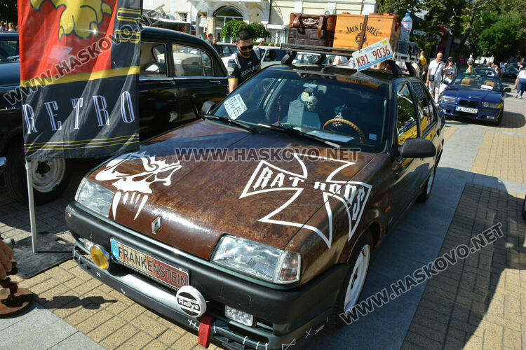 Ретро красавици събраха очите на малки и големи на пл. „Свобода“