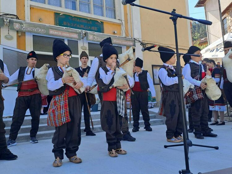 Откриха с пита и мед реновирания площад в Настан 