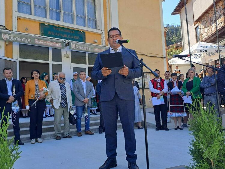 Откриха с пита и мед реновирания площад в Настан 