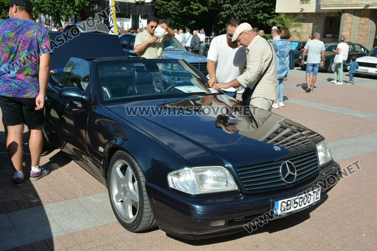 Ретро красавици събраха очите на малки и големи на пл. „Свобода“