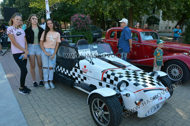 Ретро красавици събраха очите на малки и големи на пл. „Свобода“