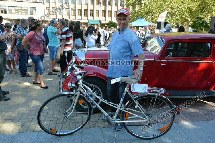Ретро красавици събраха очите на малки и големи на пл. „Свобода“