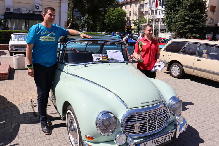 Ретро красавици събраха очите на малки и големи на пл. „Свобода“