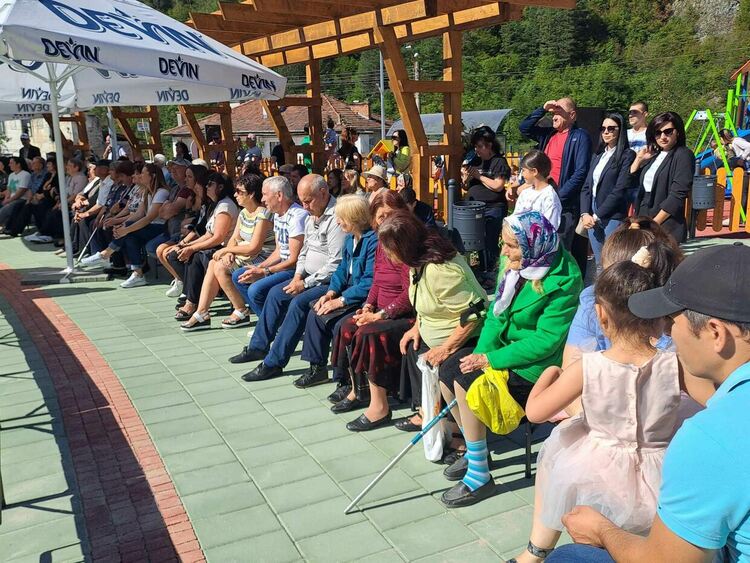 Откриха с пита и мед реновирания площад в Настан 