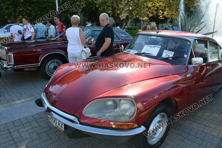 Ретро красавици събраха очите на малки и големи на пл. „Свобода“