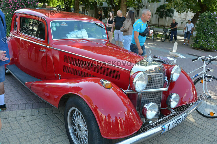 Ретро красавици събраха очите на малки и големи на пл. „Свобода“