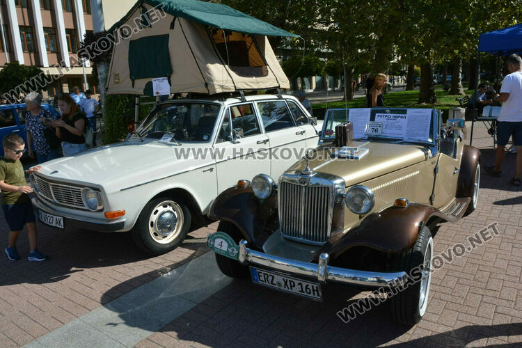 Ретро красавици събраха очите на малки и големи на пл. „Свобода“