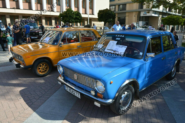 Ретро красавици събраха очите на малки и големи на пл. „Свобода“