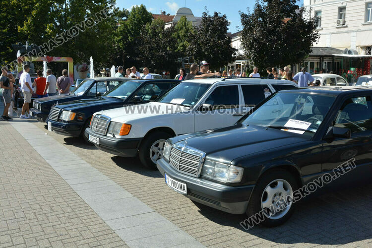 Ретро красавици събраха очите на малки и големи на пл. „Свобода“