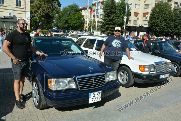 Ретро красавици събраха очите на малки и големи на пл. „Свобода“