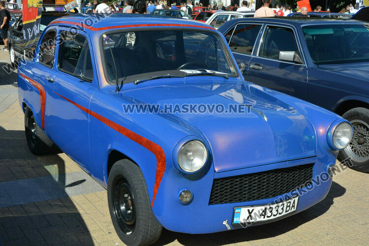 Ретро красавици събраха очите на малки и големи на пл. „Свобода“