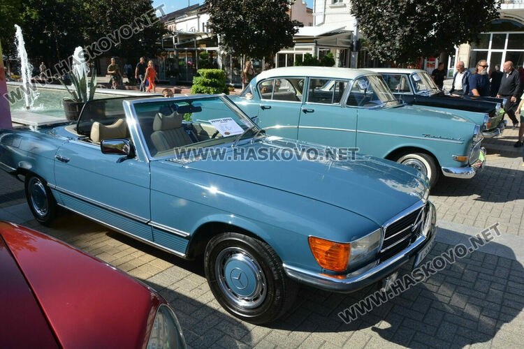 Ретро красавици събраха очите на малки и големи на пл. „Свобода“