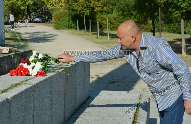 БСП-Хасково отбеляза 9 септември с поднасяне на цветя