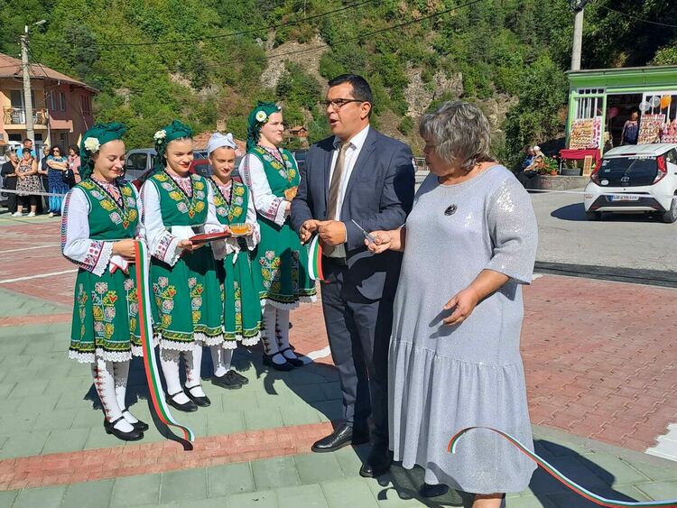 Откриха с пита и мед реновирания площад в Настан 